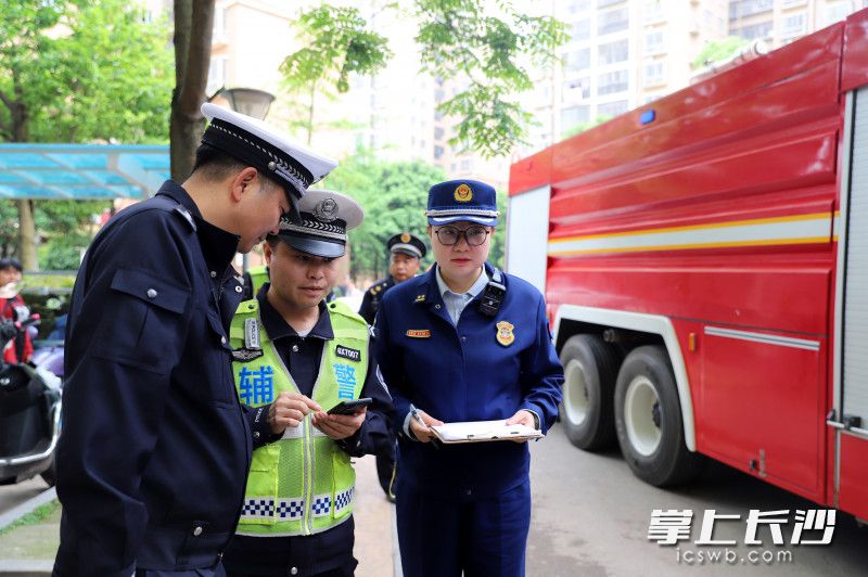 4月23日,长沙高新区消防救援大队联合多部门对和润园小区内违规停车占用消防通道乱象进行集中整治。均为长沙晚报通讯员 郑红桂 摄 4月23日,长沙高新区消防救援大队联合多部门对和润园小区内违规停车占用消防通道乱象进行集中整治。均为长沙晚报通讯员 郑红桂 摄
