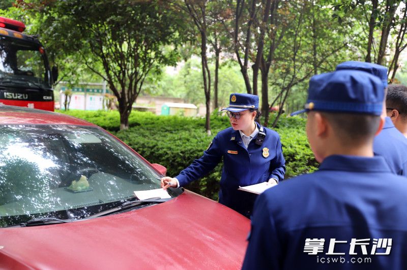 消防监督员对违停车辆进行处罚。 消防监督员对违停车辆进行处罚。
