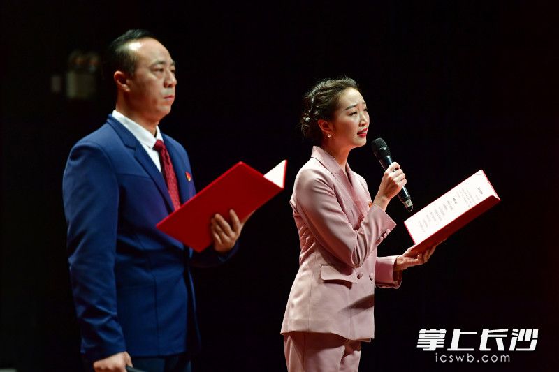 三市机关党员干部带来15个精彩的朗诵节目，情到深处，朗诵者哭腔的运用使广大观众身临其境。长沙晚报全媒体记者 王志伟 摄