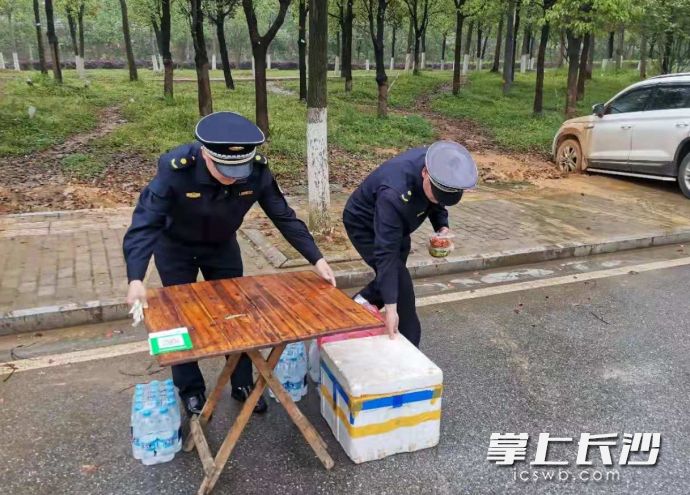 高新区麓谷中队在水羊智能制造基地项目周边开展市容秩序整治。