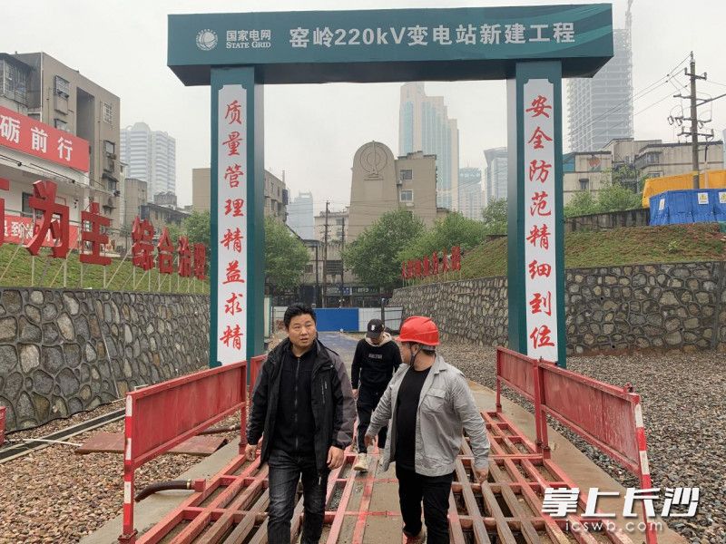 芙蓉区朝阳街道安委办组织工作人员对建筑施工场所开展安全检查。长沙晚报通讯员 周才善 供图