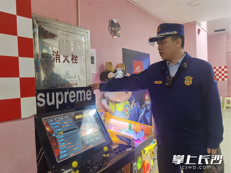 消火栓箱被游戏机挡住，一旦发生火灾将影响灭火救援。均为长沙晚报通讯员 胡宇波 供图