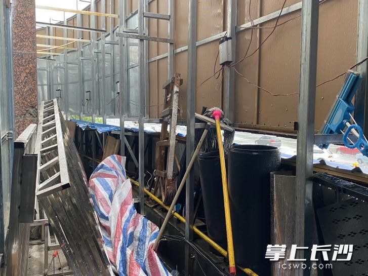 云间网咖擅自拆除一个安全出口。均为长沙晚报通讯员 唐雄杰 供图 云间网咖擅自拆除一个安全出口。均为长沙晚报通讯员 唐雄杰 供图