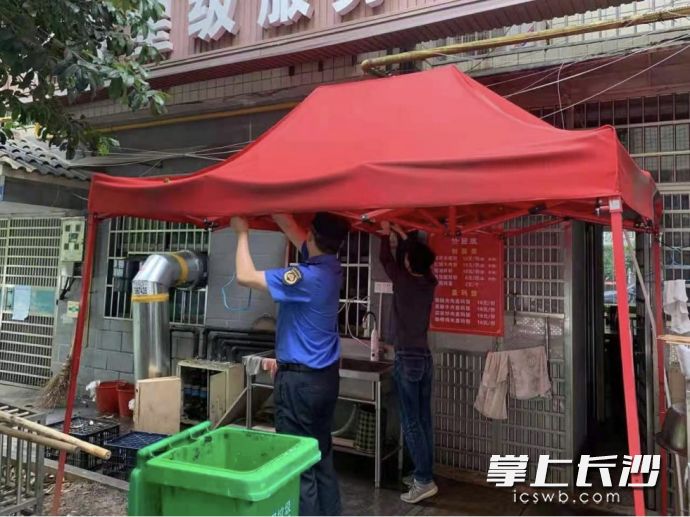 青园城管执法中队在友谊路沿线整治违章搭棚。均为通讯员 杜治锐 谭巧 供图