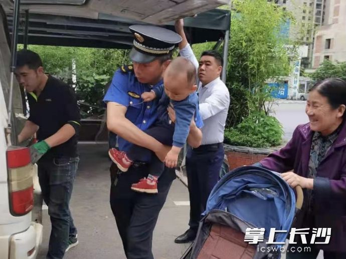 青园城管中队城管执法队员帮助过往群众。