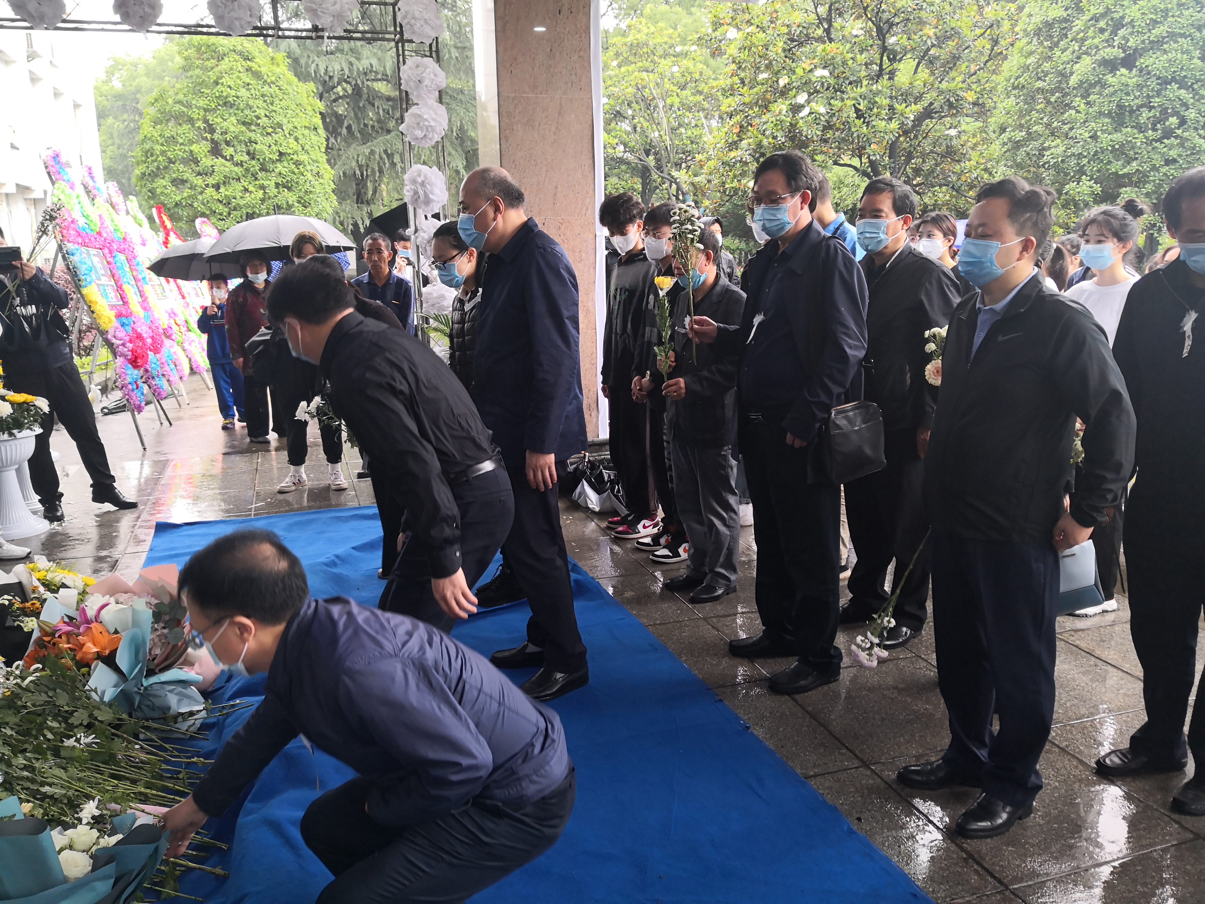 师生向袁院士敬献鲜花。全媒体记者石祯专 通讯员易思彤摄影报道