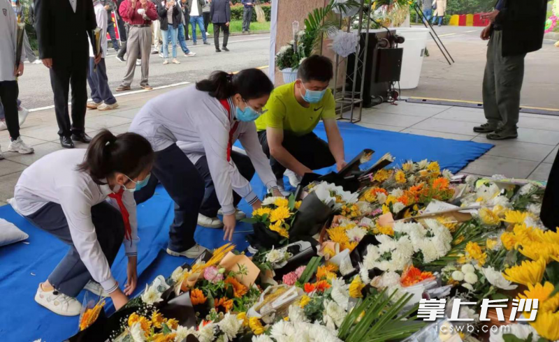 清晨，学校党支部吴征书记带领党团员老师和部分学生代表，到湖南省农科院设立的悼念堂进行悼念，寄托哀思。照片由学校提供。