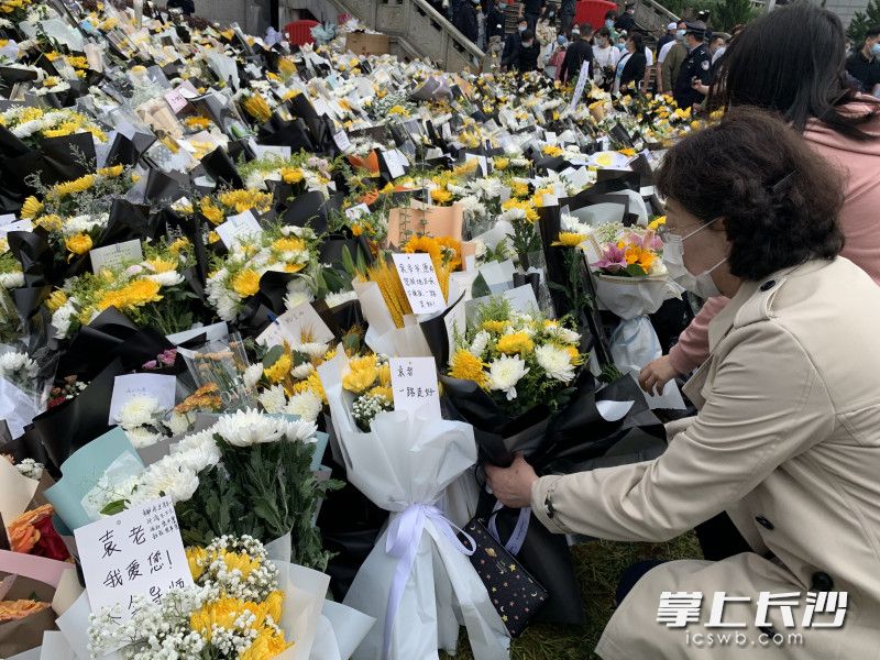 升旗仪式后，高晓苏校长一行代表湘郡师生前往明阳山殡仪馆送“袁爷爷”远行。