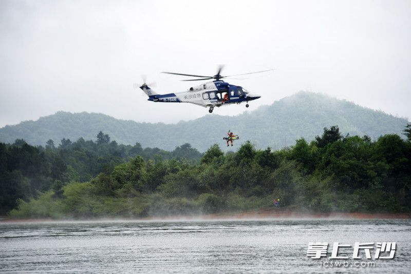 直升机赶至现场，对“伤员”开展转运工作。  均为长沙晚报全媒体记者刘琦摄
