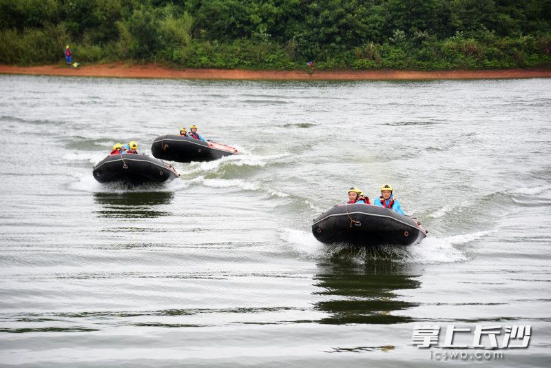 岳麓蓝天救援人员使用冲锋舟转移“被困群众”。