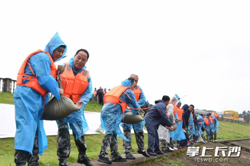 当地群众进行抢筑子堤演练。