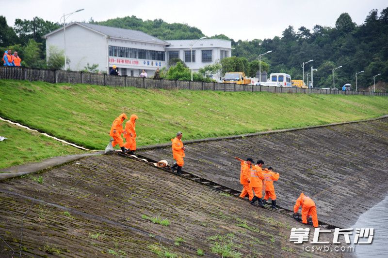参演人员使用排渍车进行排水作业演练。