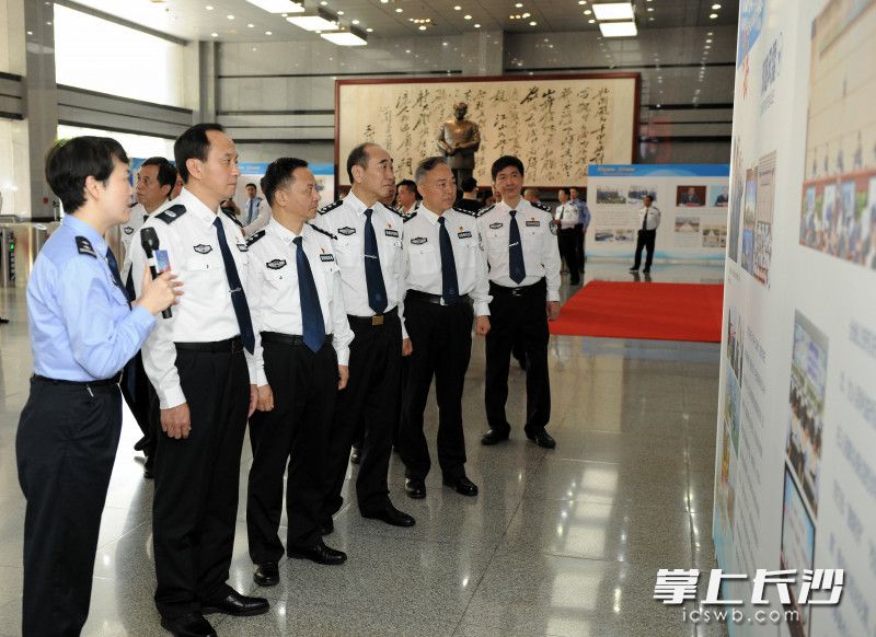 参加开幕式的领导现场观看成果展。 参加开幕式的领导现场观看成果展。