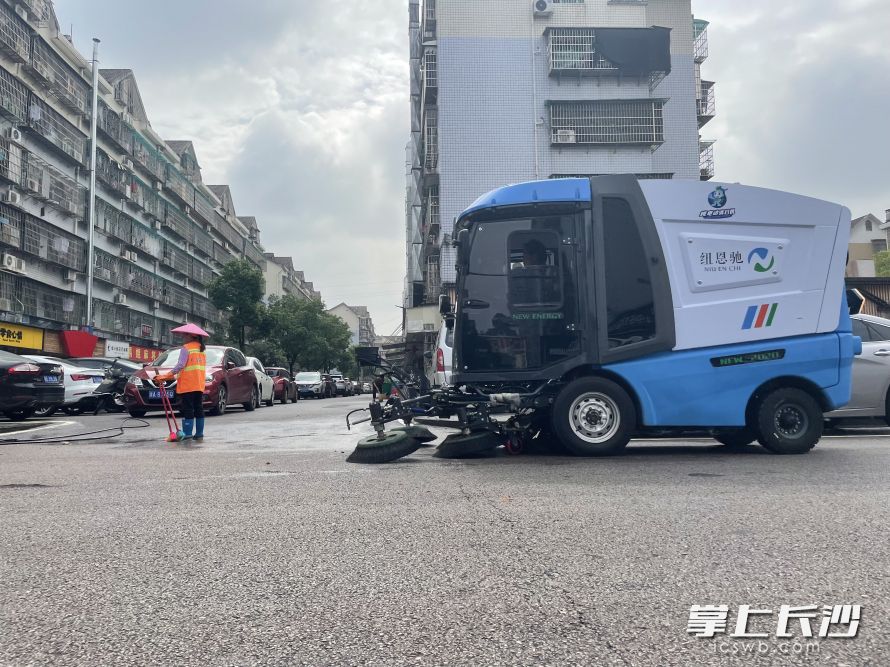 新能源清扫车提高清扫效率。