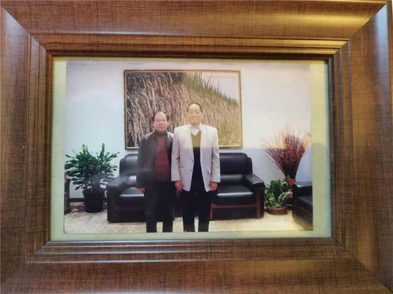 熊穆葛与袁隆平合影翻拍