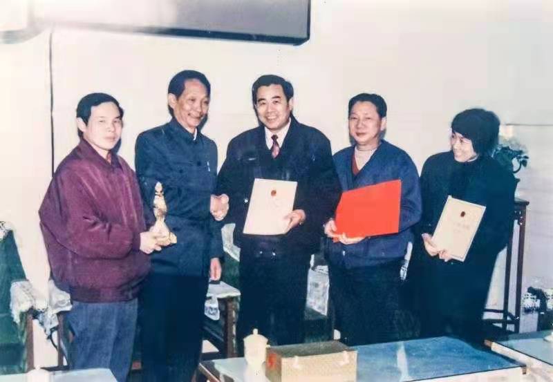 《杂交水稻育种栽培学》获得国家图书奖后，袁隆平与湖南科技出版社人员合影。