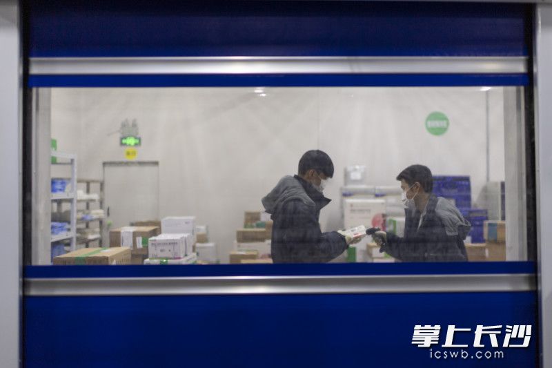 27日 19:06 而在一旁的冷藏库里,下午抵达的15.2万剂次疫苗,经工作人员两个多小时的清点,已验收入库。