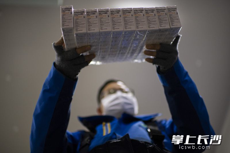 27日 19:02 在入库确认无误之后这些疫苗又将重新进行分发。将由26名司乘人员开着13辆冷链运输车连夜送到长沙各新冠疫苗接种点。