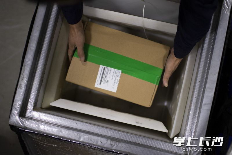 27日 19:20 分装好的疫苗被装入冷链专用箱,箱子里放满了冰块保证疫苗始终保持在安全的温度里。