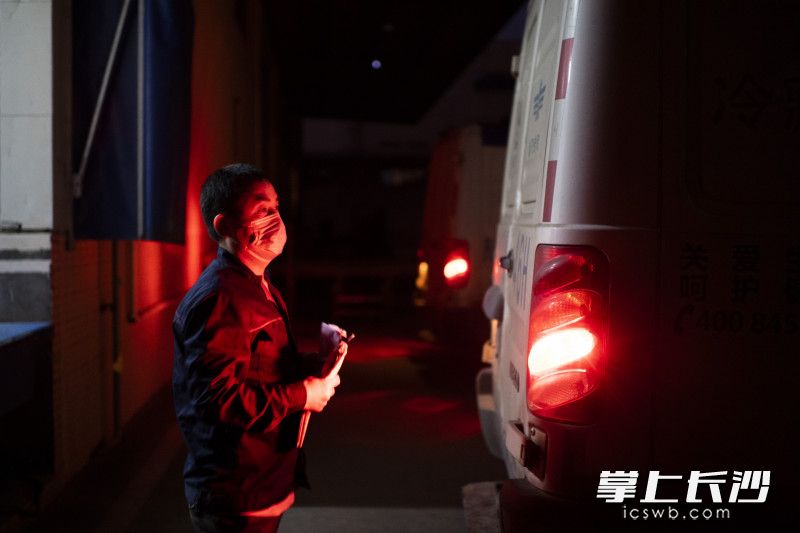 27日 19:56 出发前,郭国顺还仔细了检查了车辆情况。