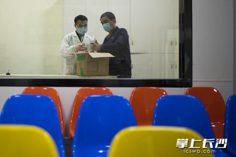 28日 00:08 郭国顺将疫苗交给了雨敞坪镇卫生院接种点的工作人员。 28日 00:08 郭国顺将疫苗交给了雨敞坪镇卫生院接种点的工作人员。