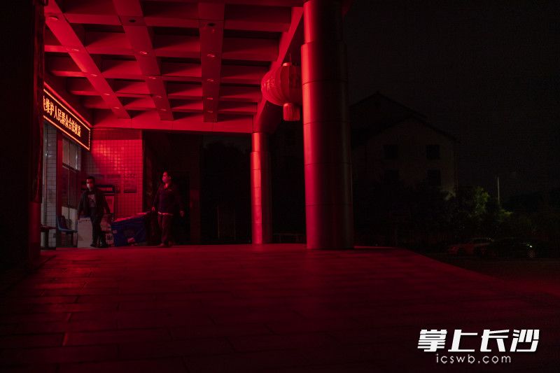 28日 00:38 送完莲花中心卫生院接种点的疫苗之后,郭国顺和搭档提着疫苗箱出来。