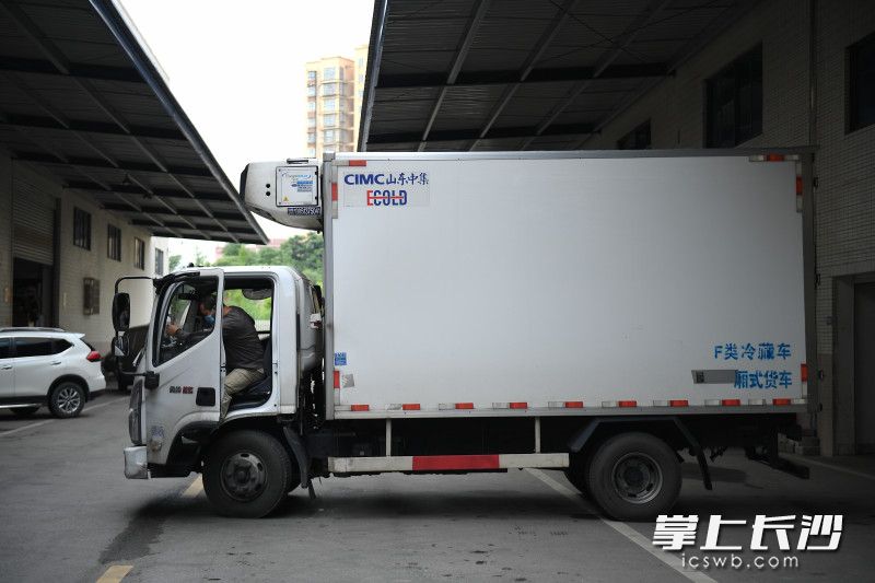 28日 08:28 28日早8点,又一辆从北京运满疫苗的车辆抵达国药控股湖南有限公司的冷藏库