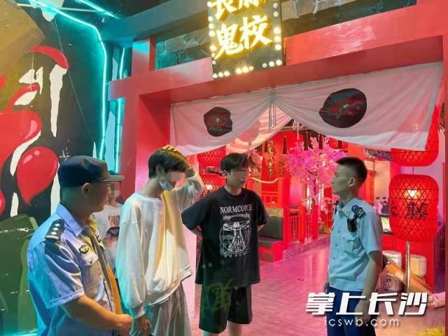 因存在擅自使用被查封场所违法行为，密室逃脱场所负责人被依法行政拘留。均为长沙晚报通讯员 唐雄杰 供图