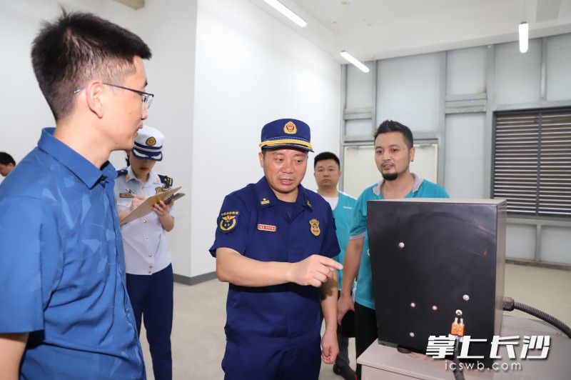 高新区消防救援大队负责人指出物流企业存在的消防安全隐患。