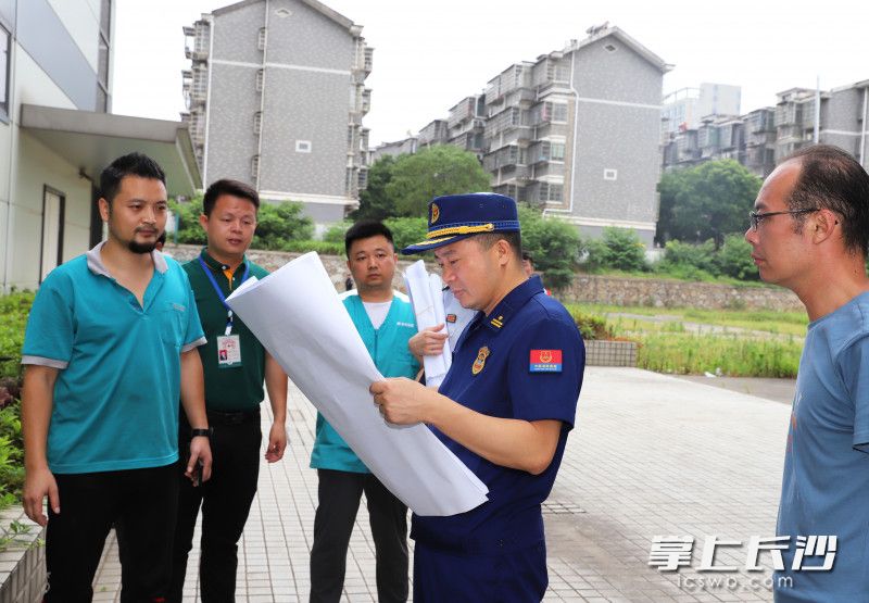 长沙高新区消防救援大队联合多部门对辖区仓储物流企业开展消防安全专项检查。均为长沙晚报通讯员 郑红桂 供图