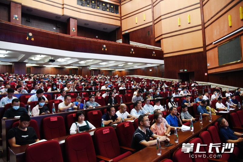 本次培训共有300多名上市公司和上市后备企业的公司高管参加。