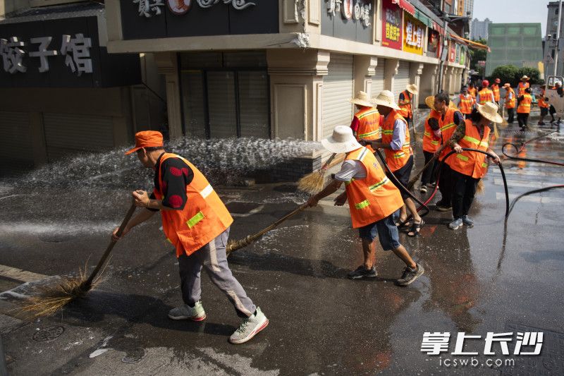 本次大扫除行动结合“我为群众办实事”实践活动，重点解决当前群众反映的市容环境卫生突出问题。