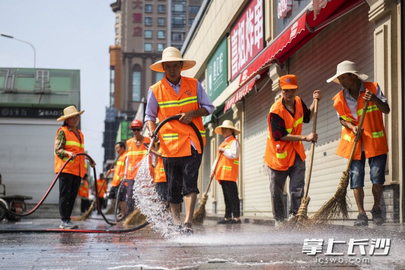 今日，全市集中开展“喜迎七一 扮靓星城”大扫除行动。 长沙晚报全媒体记者 黄启晴 摄