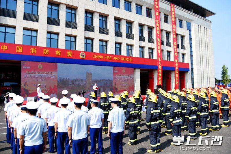 6月25日上午，全市10个消防救援站投入执勤启动仪式举行。长沙晚报全媒体记者 刘琦 摄