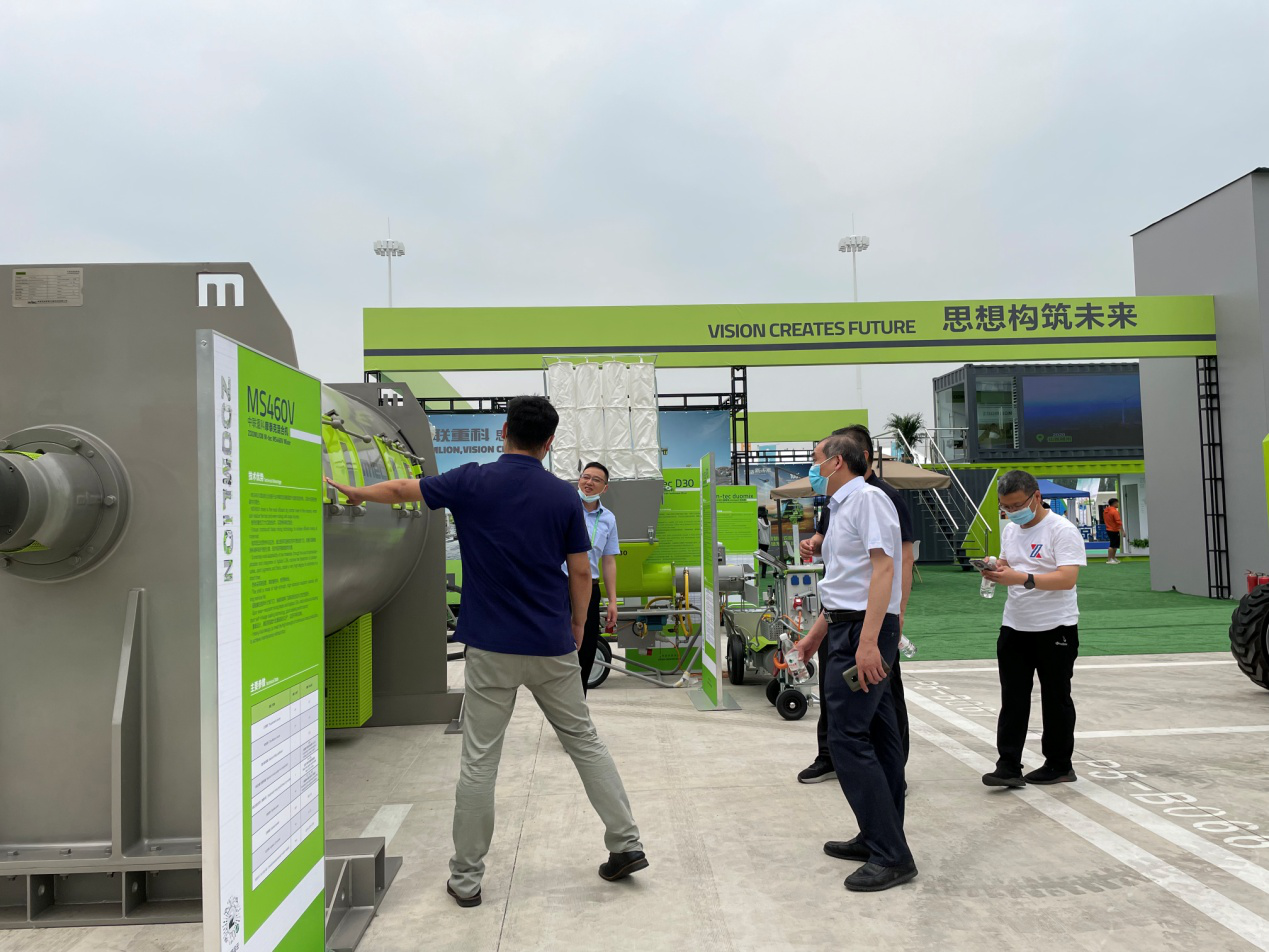 参展客户观摩中联重科各类产品