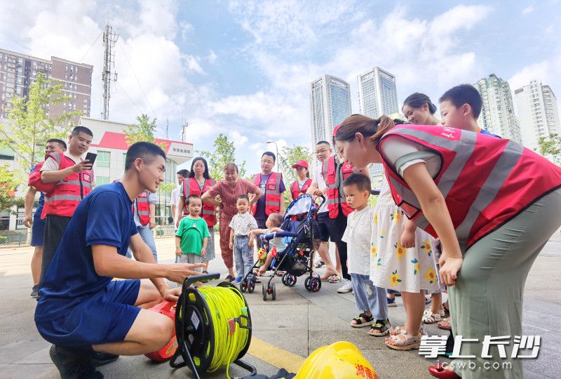活动现场,消防宣传员与消防志愿者与居民和小朋友们互动,宣传消防安全知识。均为长沙晚报通讯员 胡宇波 供图 活动现场,消防宣传员与消防志愿者与居民和小朋友们互动,宣传消防安全知识。均为长沙晚报通讯员 胡宇波 供图