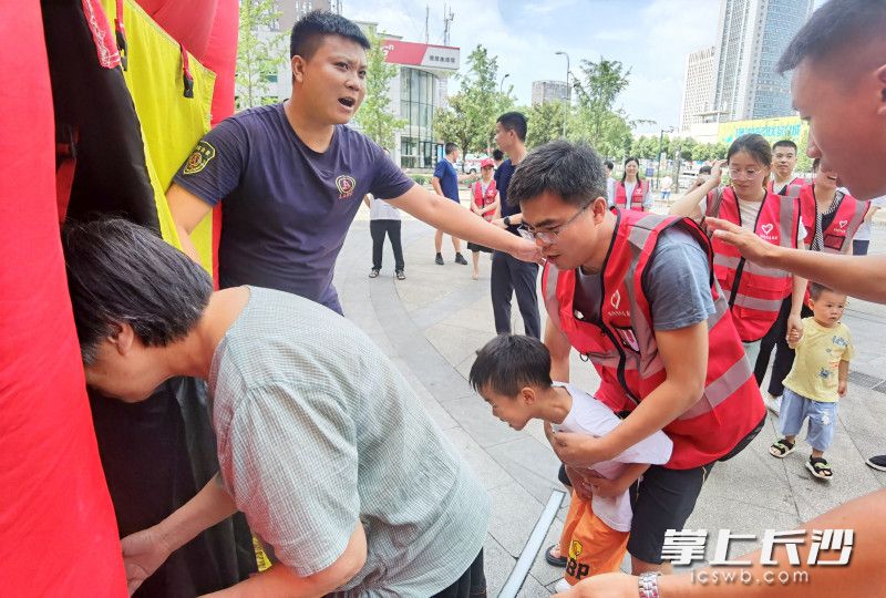 居民零距离体验消防。学习逃生技能。 居民零距离体验消防。学习逃生技能。