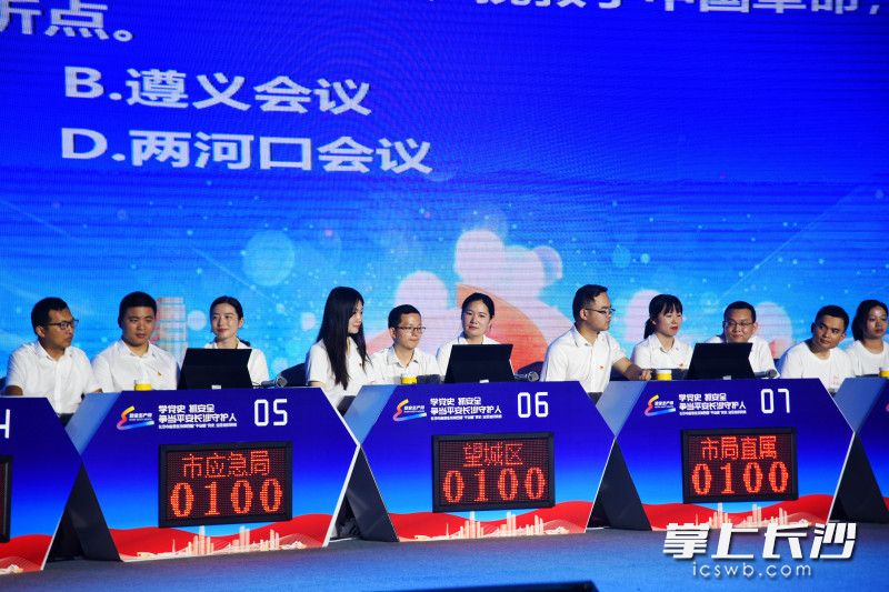 活动现场，参赛选手们踊跃作答。