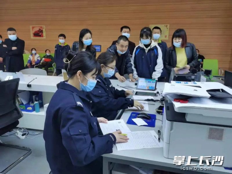 常德市政务服务中心民警辅警利用周末时间为遗失身份证的考生加急办理身份证。