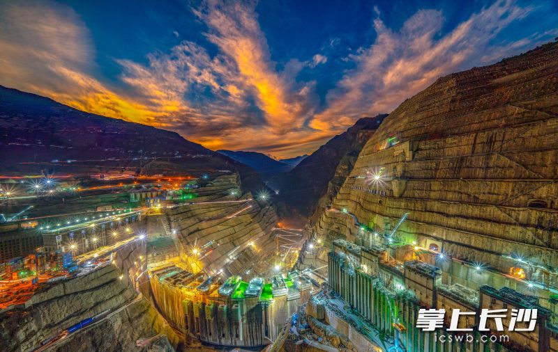 白鹤滩水电站工程建设夜景。 长沙晚报通讯员 潘峰 供图