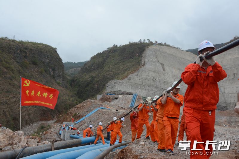 水电八局人员在白鹤滩施工现场。水电八局供图