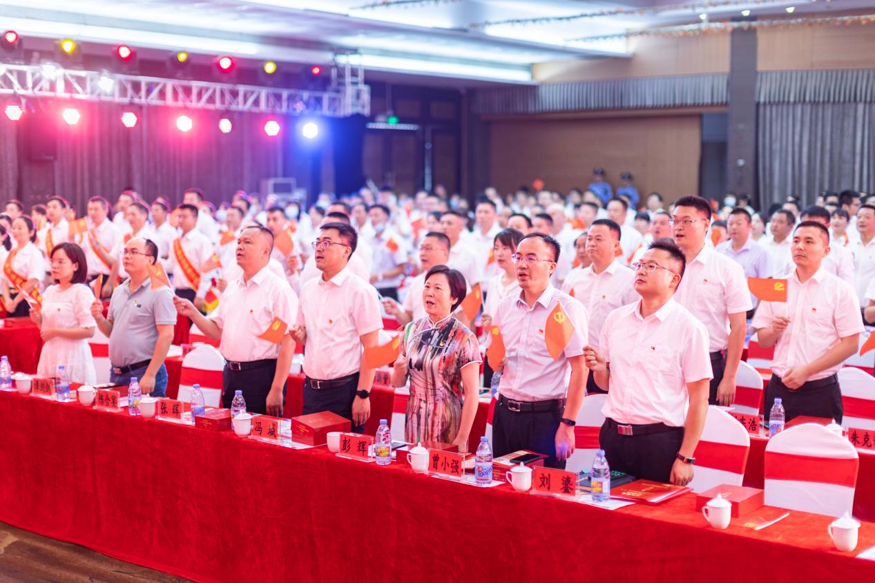 大家在“音乐党史课”上齐唱红歌