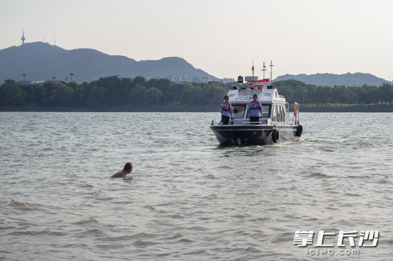 水警对在水中游泳的市民进行安全劝导。  均为长沙晚报全媒体记者黄启晴、郭雨滴摄