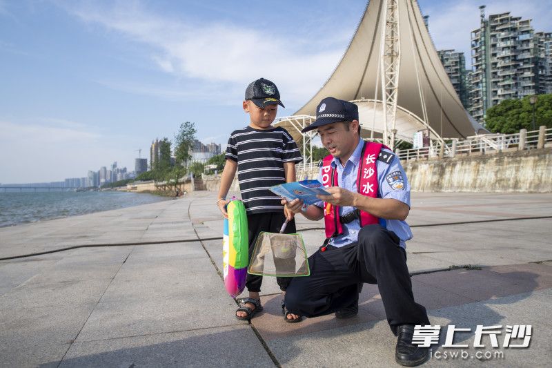 郑苗为小朋友讲解防溺水知识。