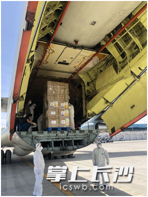 中国国药集团援非疫苗在乌鲁木齐装机