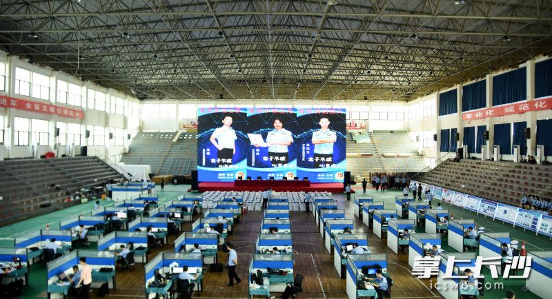 紧张比拼。长沙晚报全媒体记者 刘琦 摄