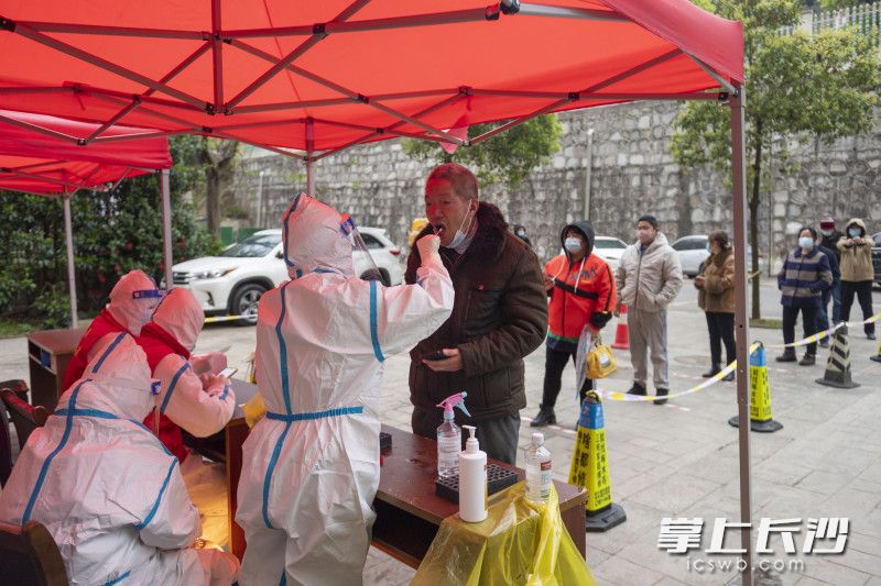 20日，市民排队在长望社区接受核酸检测采样。