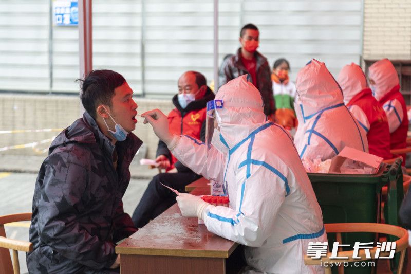 工作人员正在进行核酸检测采集。