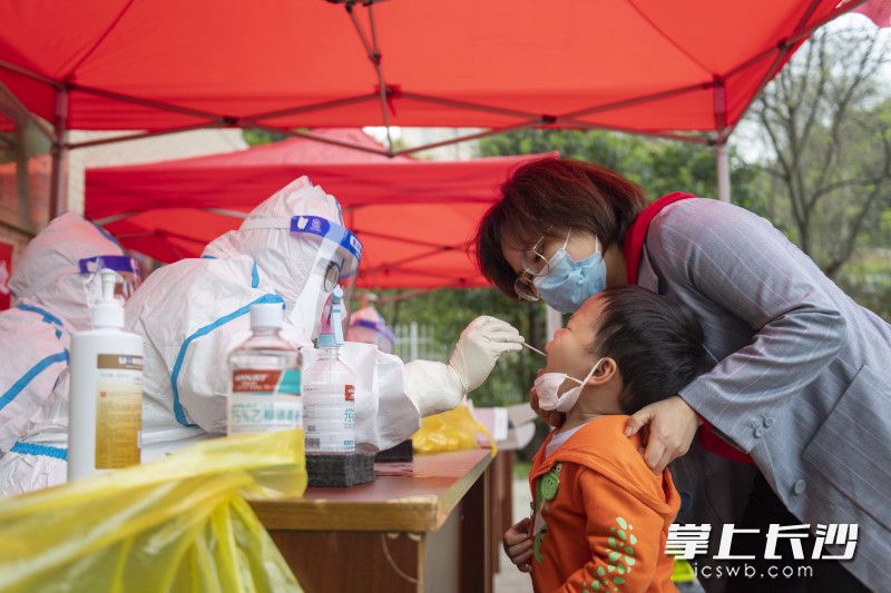 小朋友正在进行核酸检测采样。