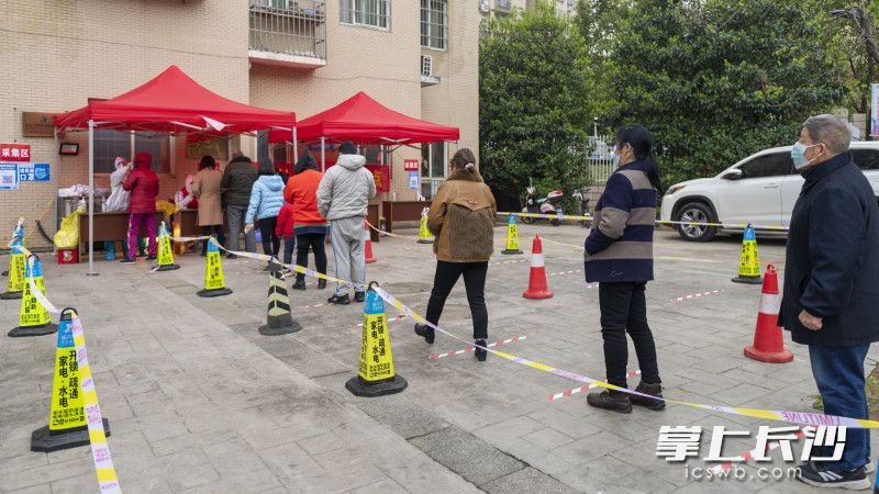 排队保持1米间距。